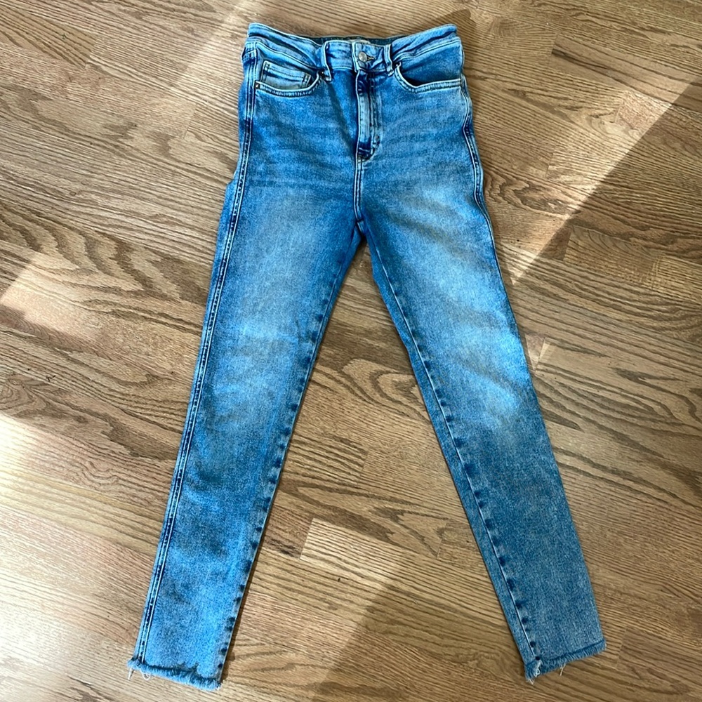 Free People acid washed high rise stretch skinny jeans w fray hem size 28